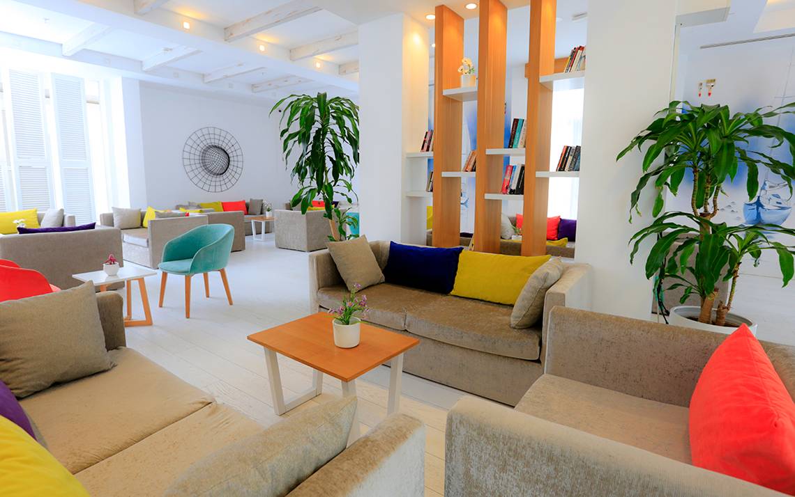 LABRANDA TMT Bodrum Hotel-Lobby-Lounge mit verschiedenen Sofas, Tischen und Pflanzen.
