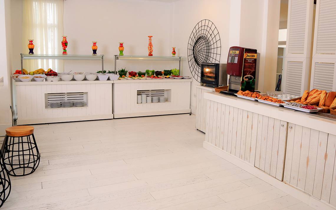 Frühstücksraum im LABRANDA TMT Bodrum Hotel mit verschiedenen Speisen auf weißen Tischen.