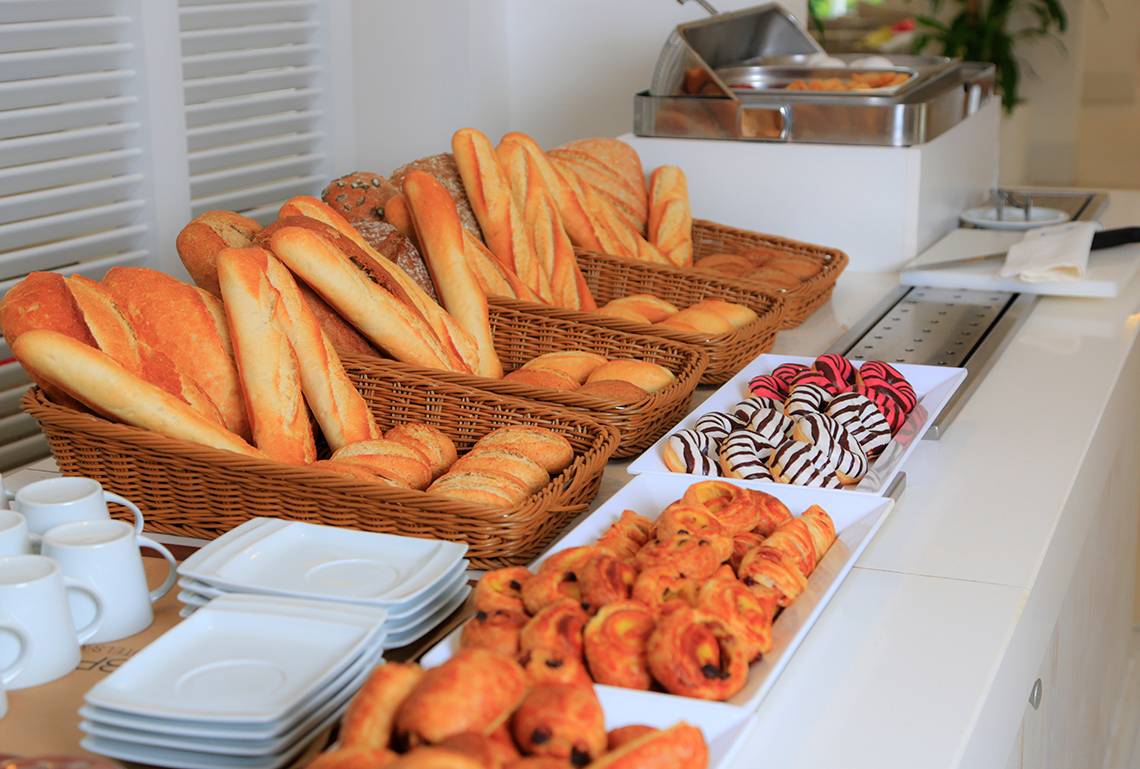 Frühstücksbuffet im LABRANDA TMT Bodrum mit Brot, Croissants und Kuchen.