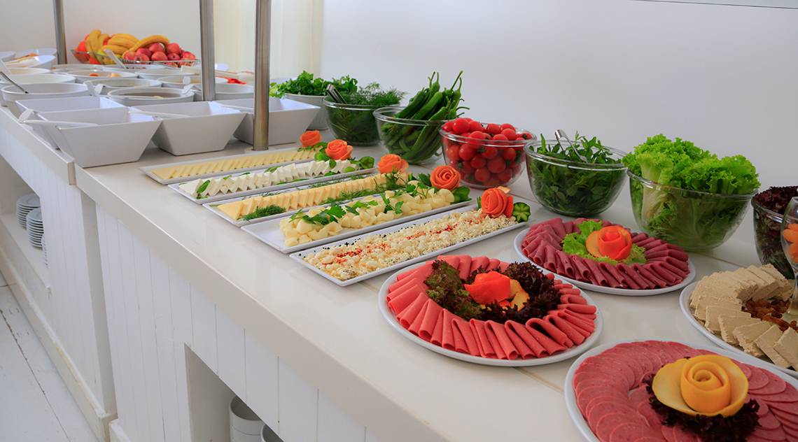 Frühstücksbuffet im LABRANDA TMT Bodrum Hotel mit einer Auswahl an Käse, Salaten, Tomaten und mehr.