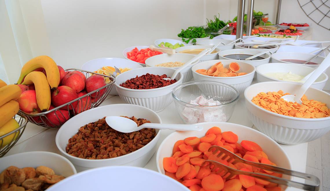 Frühstücksbuffet im LABRANDA TMT Bodrum mit verschiedenen Obstsalaten, Cerealien und Gemüse.