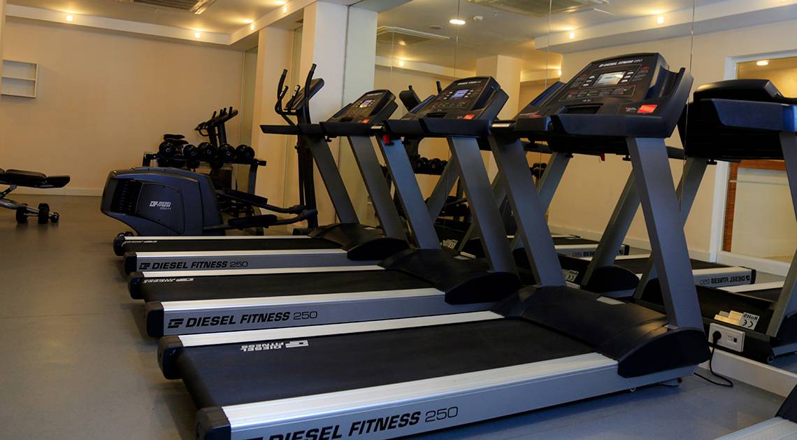 Im Fitnessstudio des Labranda TMT Bodrum Hotels stehen mehrere Laufbänder nebeneinander.