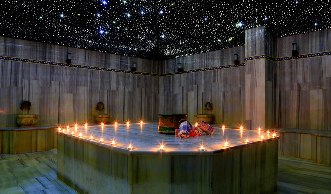 Saunaraum im LABRANDA TMT Bodrum mit Sternenhimmel-Decke und runden Kerzen auf dem Boden.