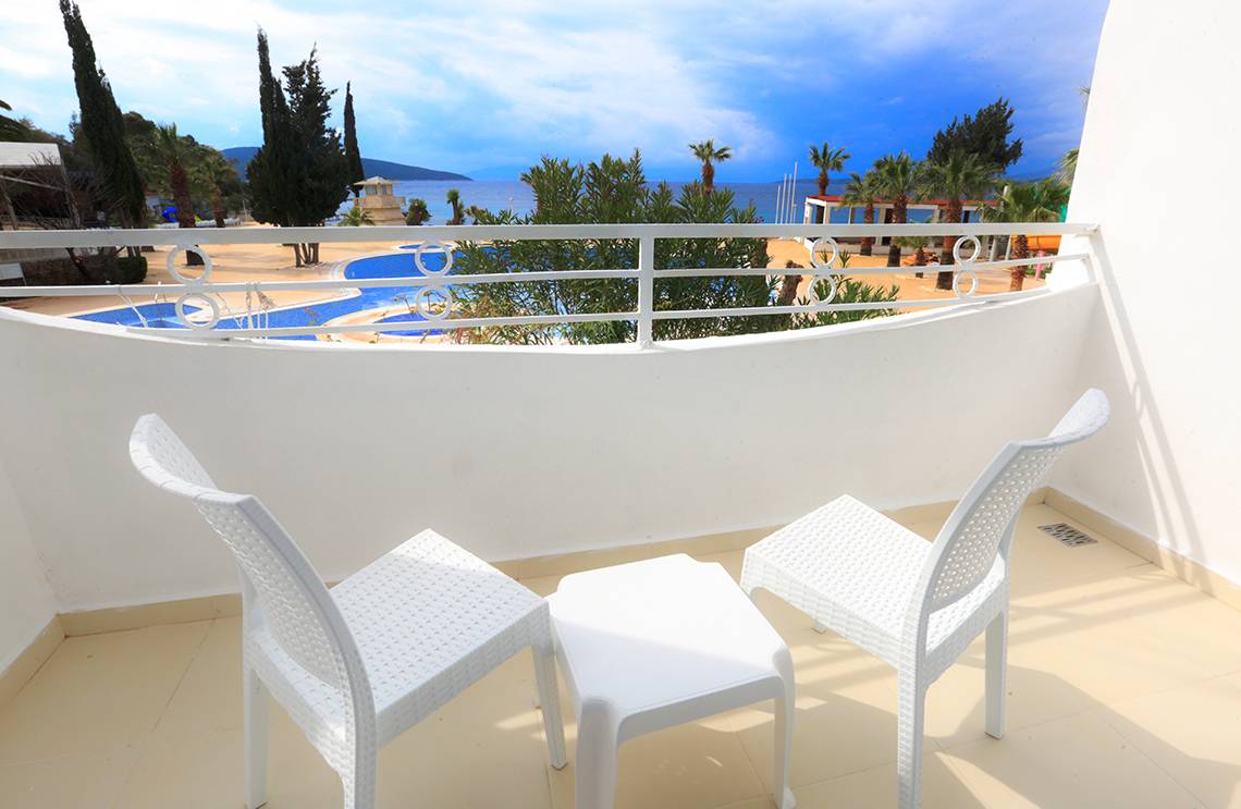 Balkon des LABRANDA TMT Bodrum mit Blick auf das Meer und den Pool.