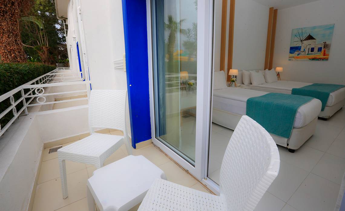 Ein Balkon mit zwei Betten und einem kleinen Tisch im LABRANDA TMT Bodrum Hotel.