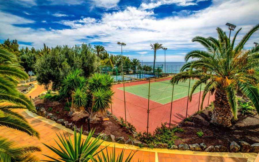 Tennisplatz im Freien im SBH Club Paraiso Playa mit Blick auf das Meer.
