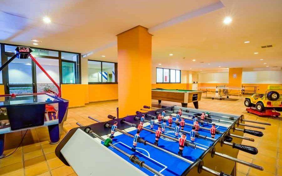 Spielzimmer im SBH Club Paraiso Playa mit Tischfußball, Billardtisch und Spielgeräten.
