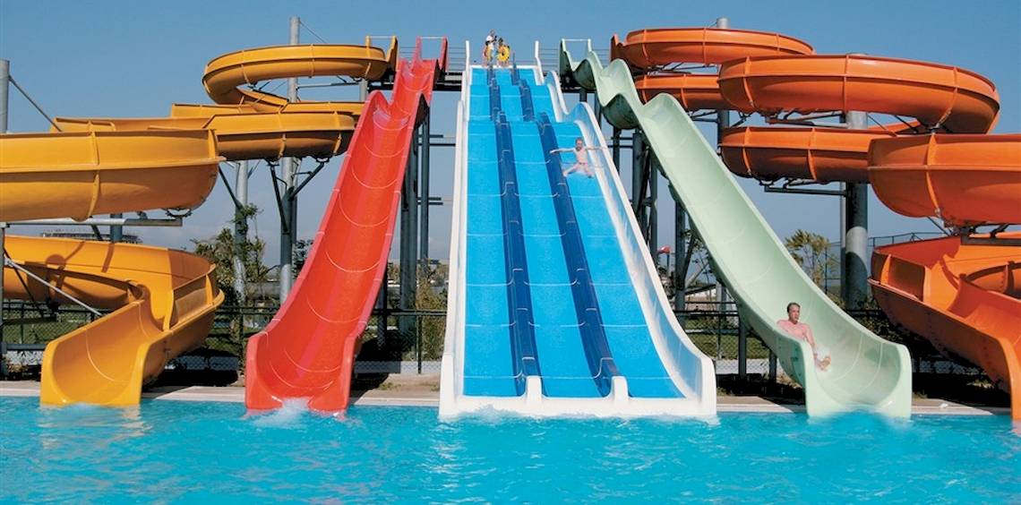 Wasserrutschen im Crystal Centro Resort mit bunten Rutschbahnen.