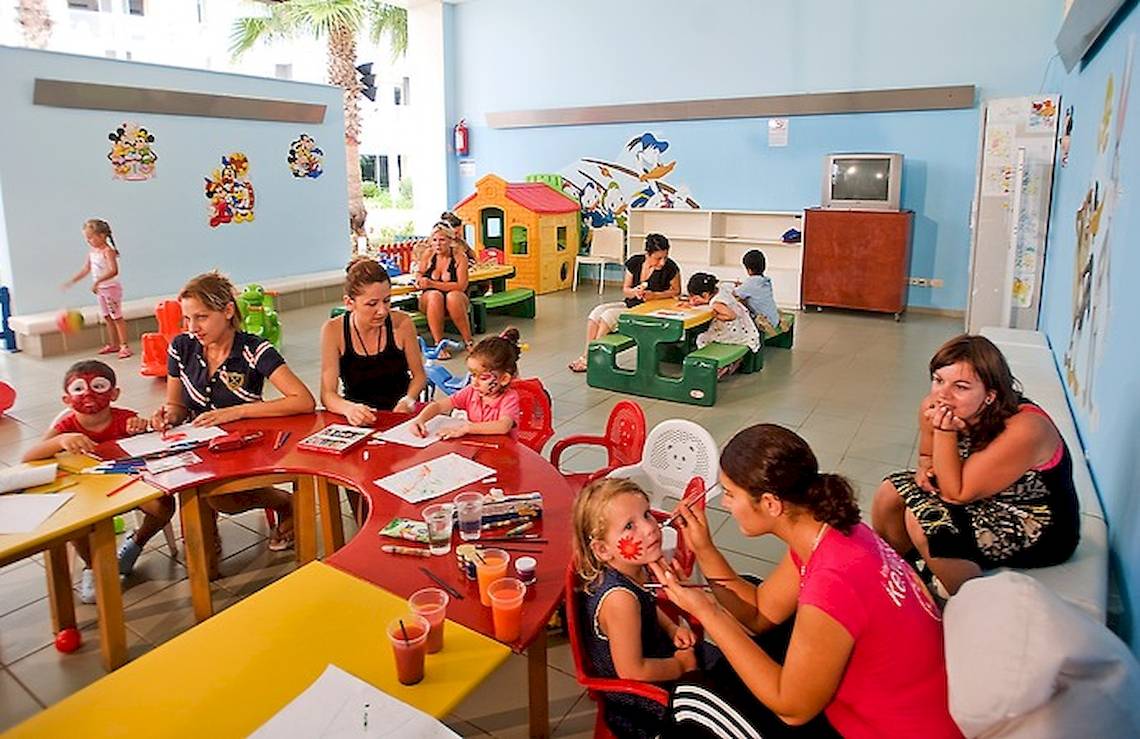 Im Crystal Centro Resort Kinderclub sind mehrere Kinder und Erwachsene bei Aktivitäten.