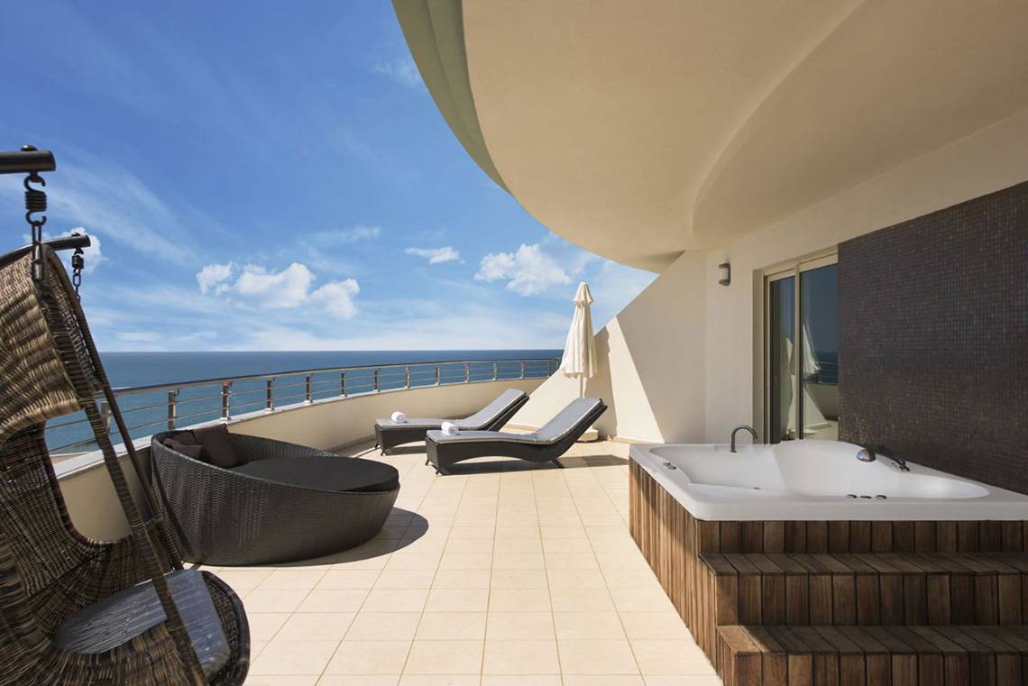 Balkon des Delphin Imperial Hotels mit Blick auf das Meer, Loungeliegen und Jacuzzi