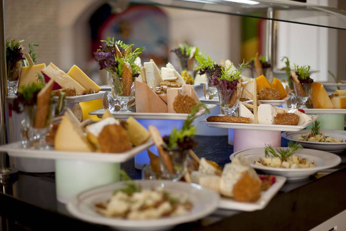Buffet mit verschiedenen Käsesorten im Delphin Imperial Hotel.