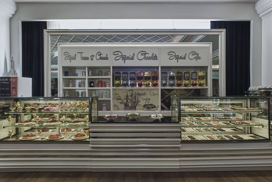Snack-Shop im Delphin Imperial Hotel mit verschiedenen Schokoladen und Kaffees.
