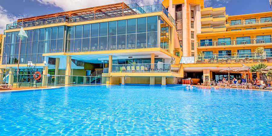 Außenbereich des SBH Club Paraiso Playa Hotels mit Pool und Sonnenschirmen.