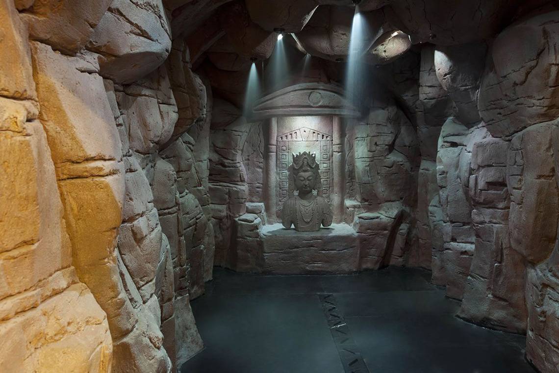 Höhlenartige Struktur mit einer Statue im Delphin Imperial Hotel