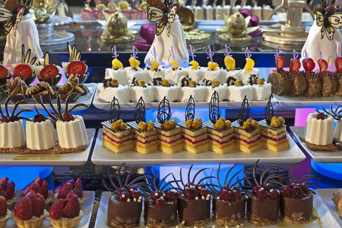 Vielfalt von Desserts auf dem Buffet im Delphin Imperial Hotel.