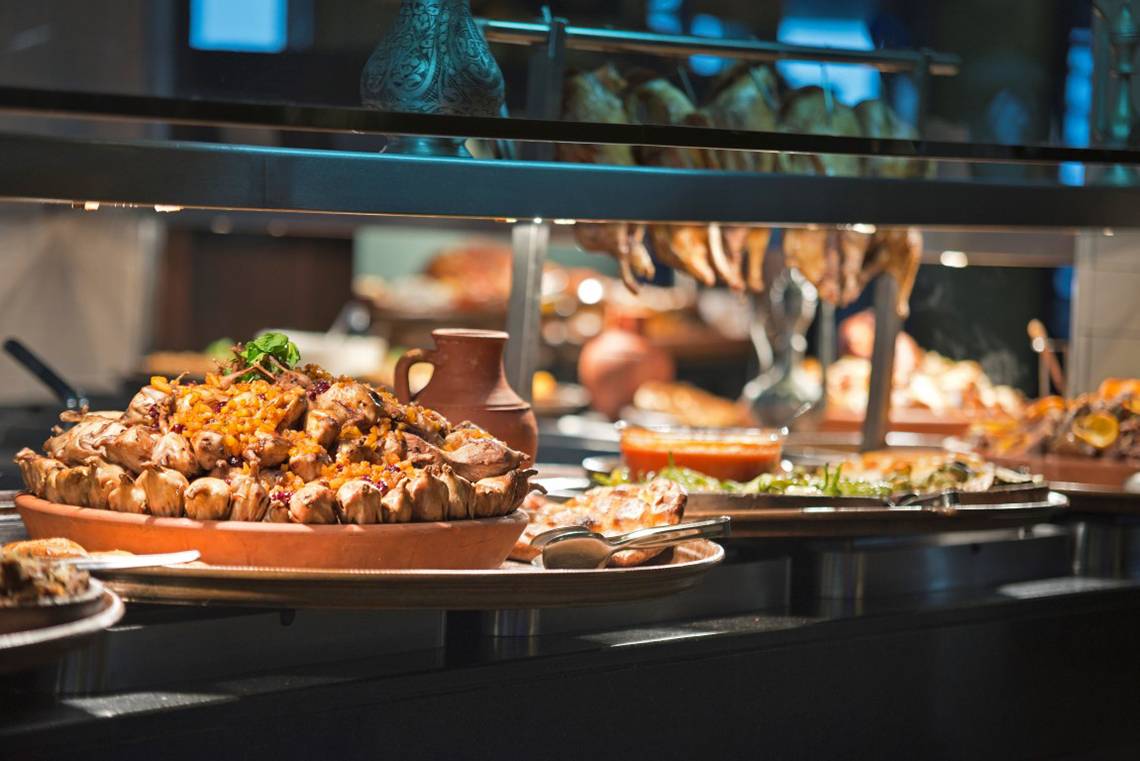 Buffet im Limak Lara De Luxe Hotel mit verschiedenen Gerichten und Speisen.