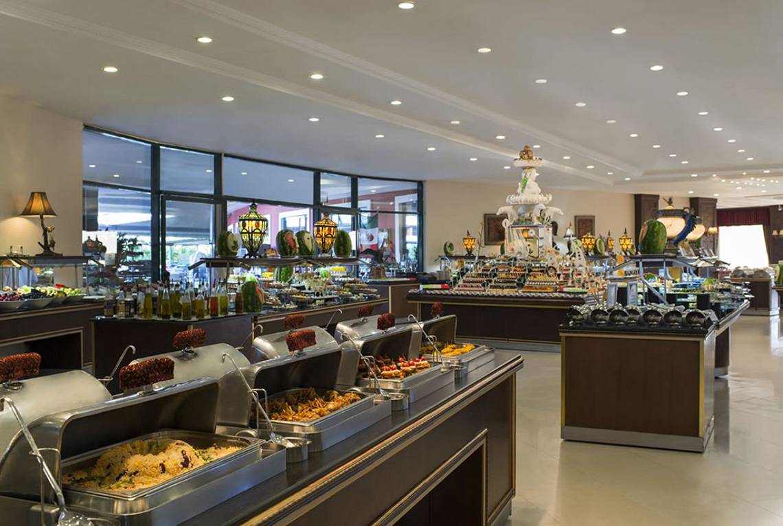 Buffethalle im Delphin Palace Hotel mit verschiedenen Speisen in großen Edelstahlbehältern.