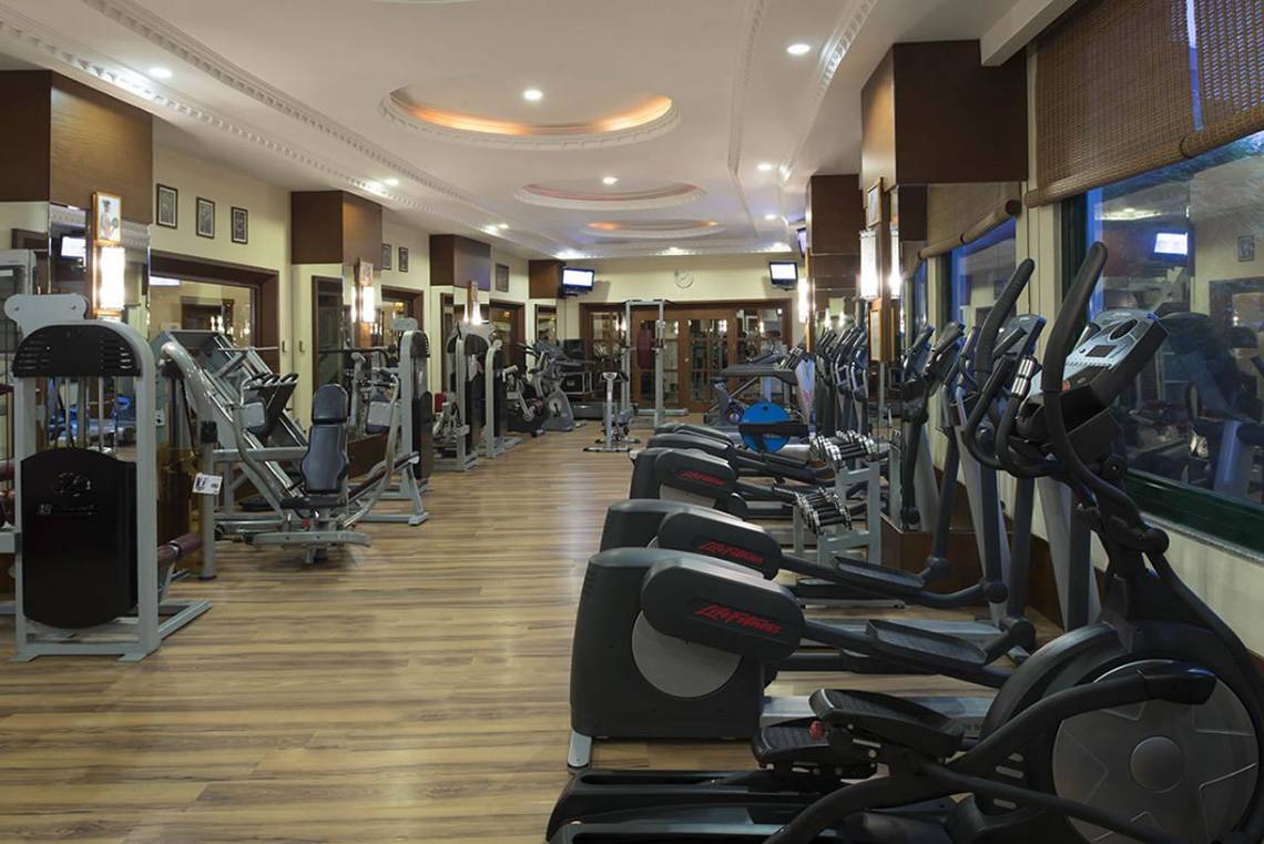 Fitnessstudio im Delphin Palace Hotel mit verschiedenen Trainingsgeräten.