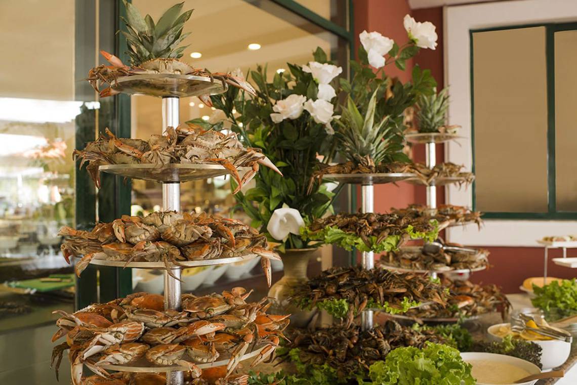 Krabbenbuffet im Delphin Palace Hotel mit mehreren Etagen und frischem Gemüse.