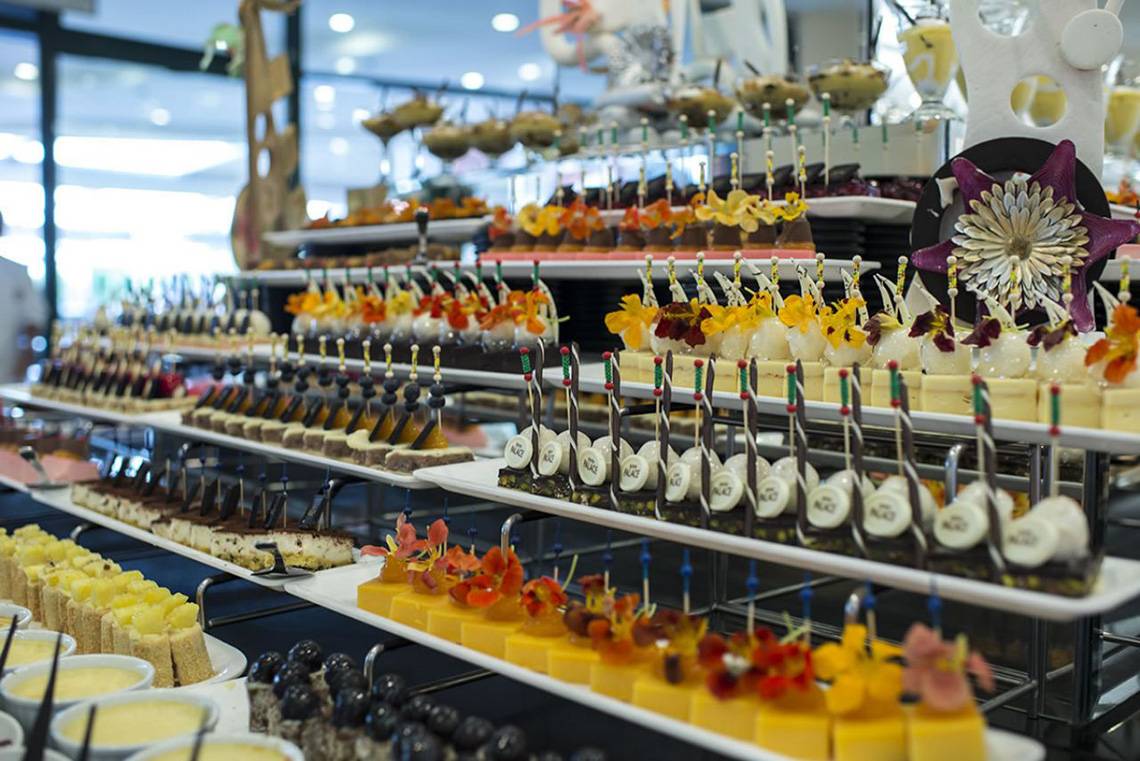 Buffet im Delphin Palace Hotel mit verschiedenen süßen Speisen.