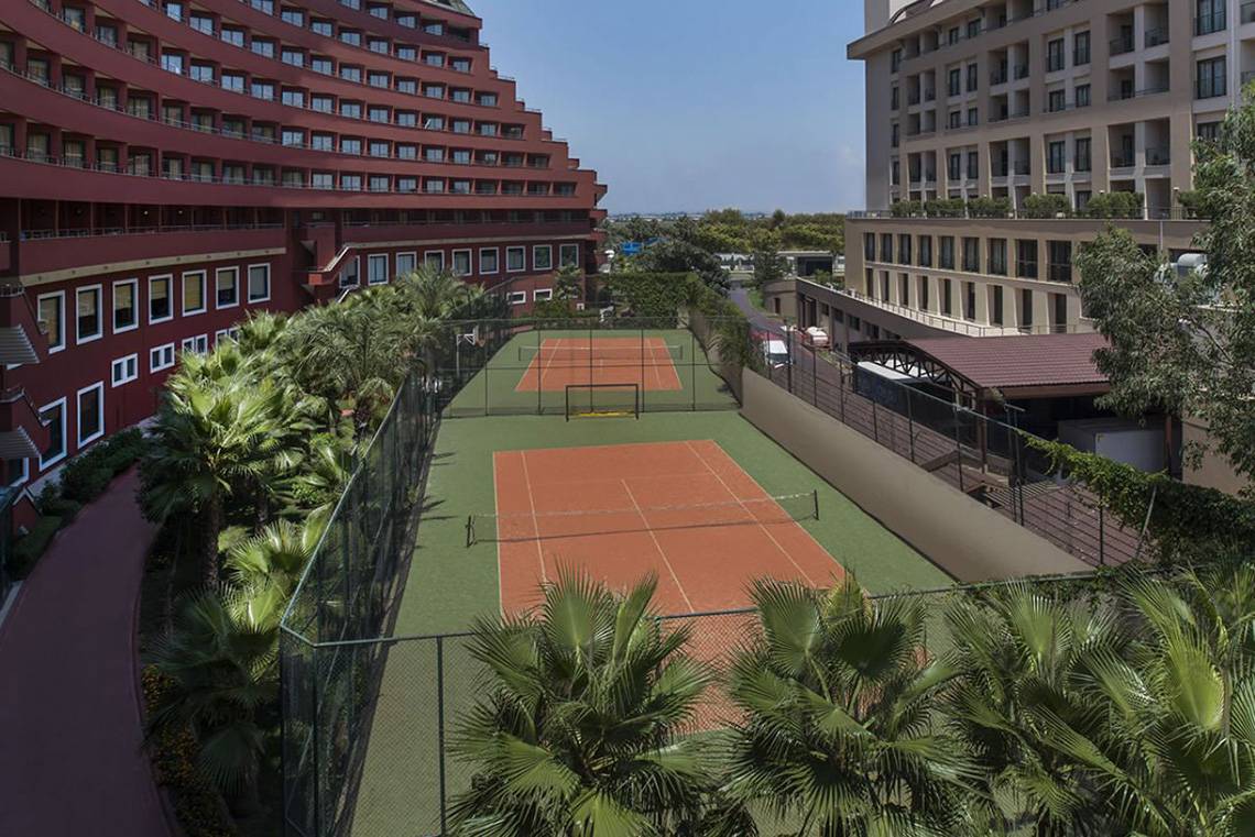 Aussicht auf den Tennisplatz vor dem Delphin Palace Hotel