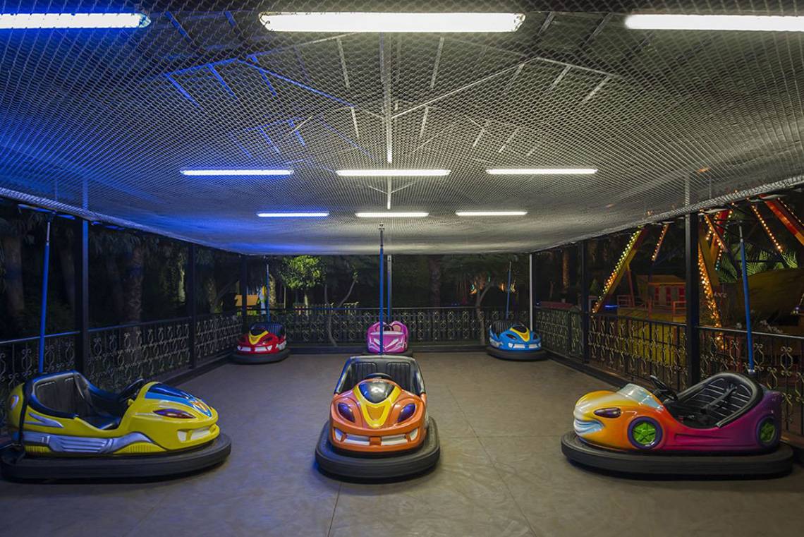 Bunte Bump Cars im Delphin Palace Hotel.
