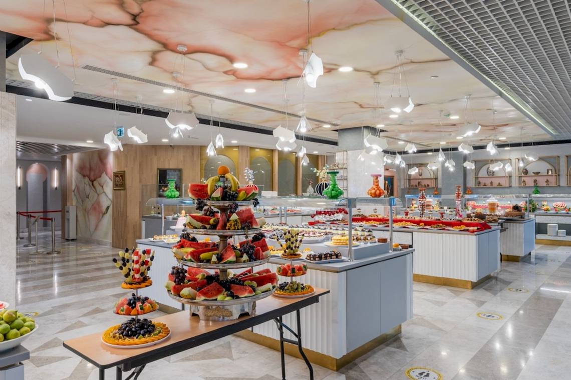 Buffetbereich im Fame Residence Kemer & Spa mit verschiedenen Früchten und Desserts.
