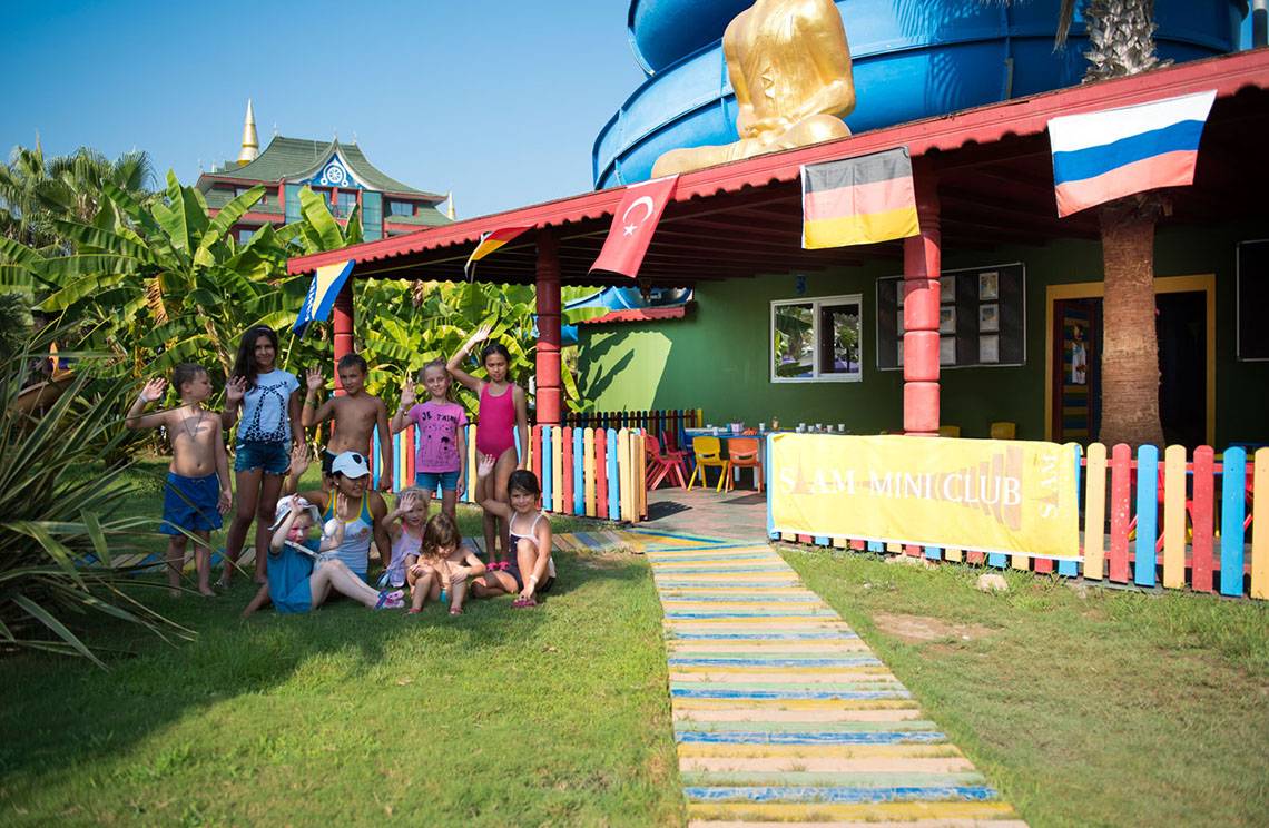 Kinder posieren vor dem Siam Mini Club im Siam Elegance Hotels & Spa