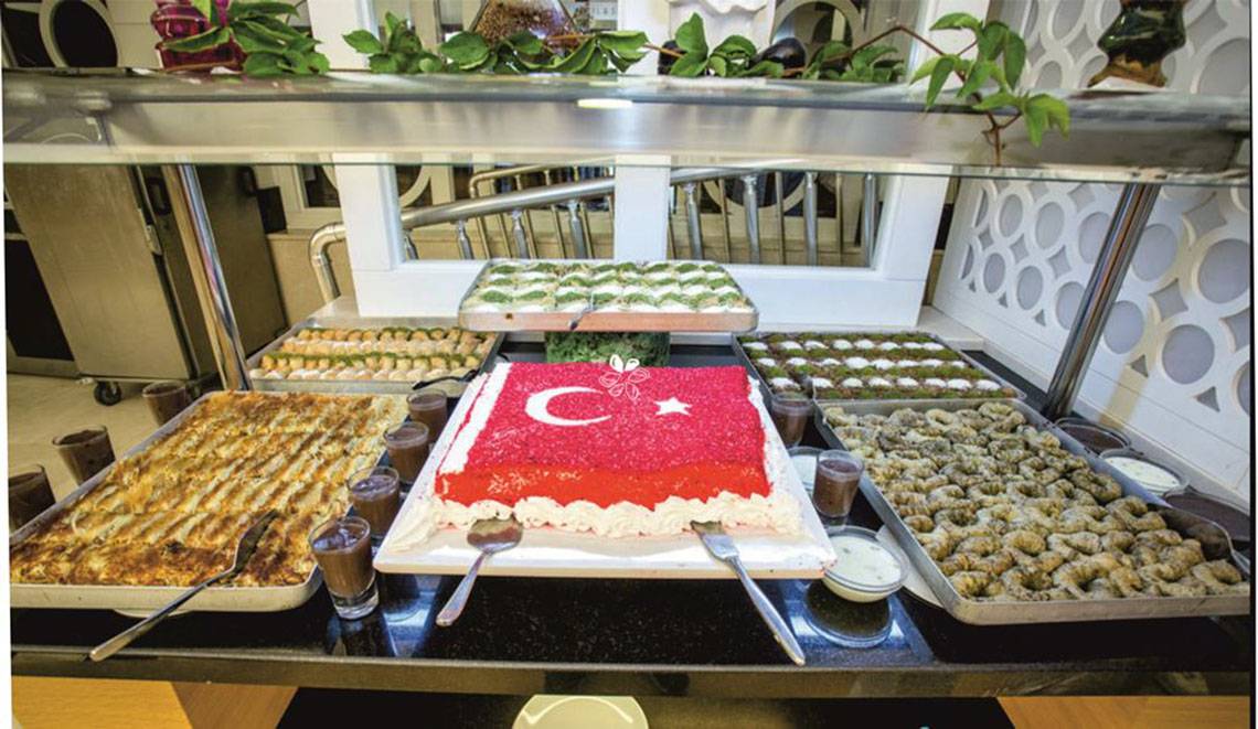 Buffet-Tisch im Side Alegria Hotel & Spa mit einer türkischen Flaggen-Torte und verschiedenen Gerichten.