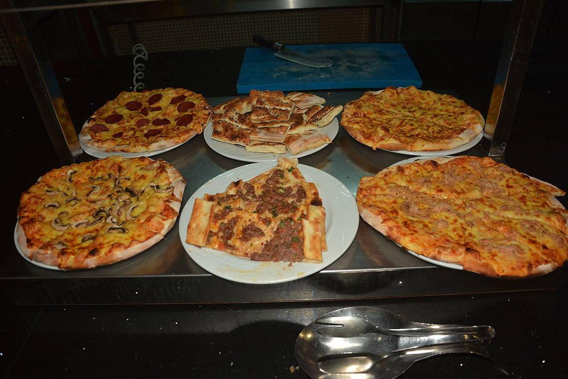 Verschiedene Pizzasorten auf Tellern in einem Hotelrestaurant