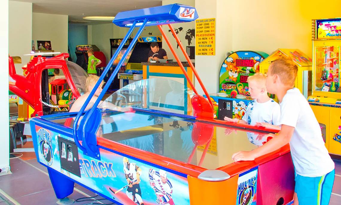 Kinder spielen in der Spielhalle des Side Mare Resort & Spa.
