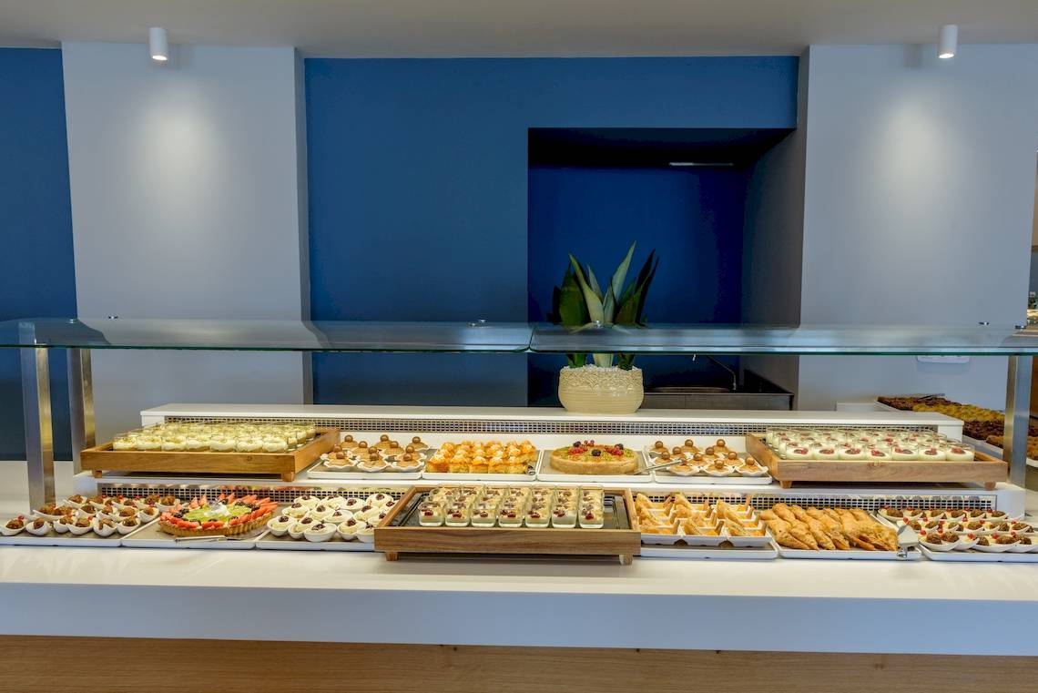 Desserts und Gebäck auf einem Buffet im Lyttos Mare Hotel.