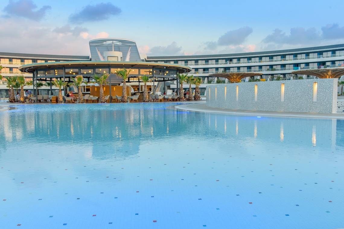 Außenpool des Lyttos Mare Hotels mit Blick auf das Gebäude.