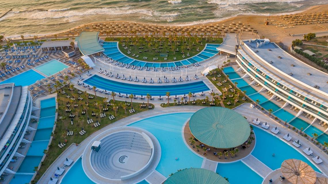 Lyttos Mare Hotel mit mehreren Swimmingpools und Sonnenliegen, Blick vom Dach.