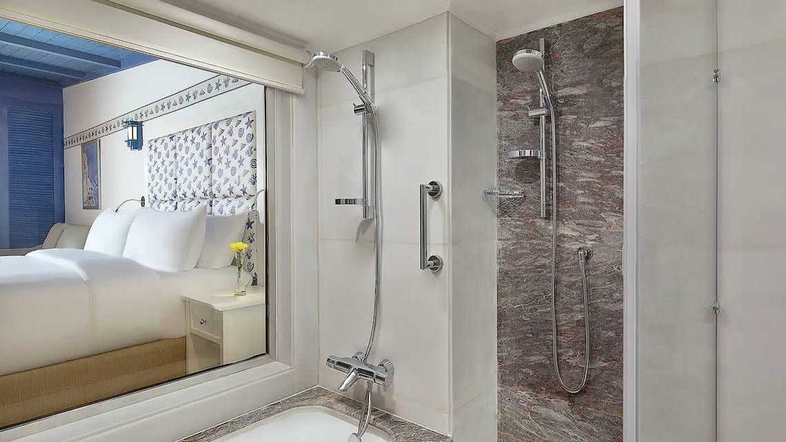 Badezimmer im Hilton Hurghada Plaza Hotel mit Badewanne und separater Dusche.