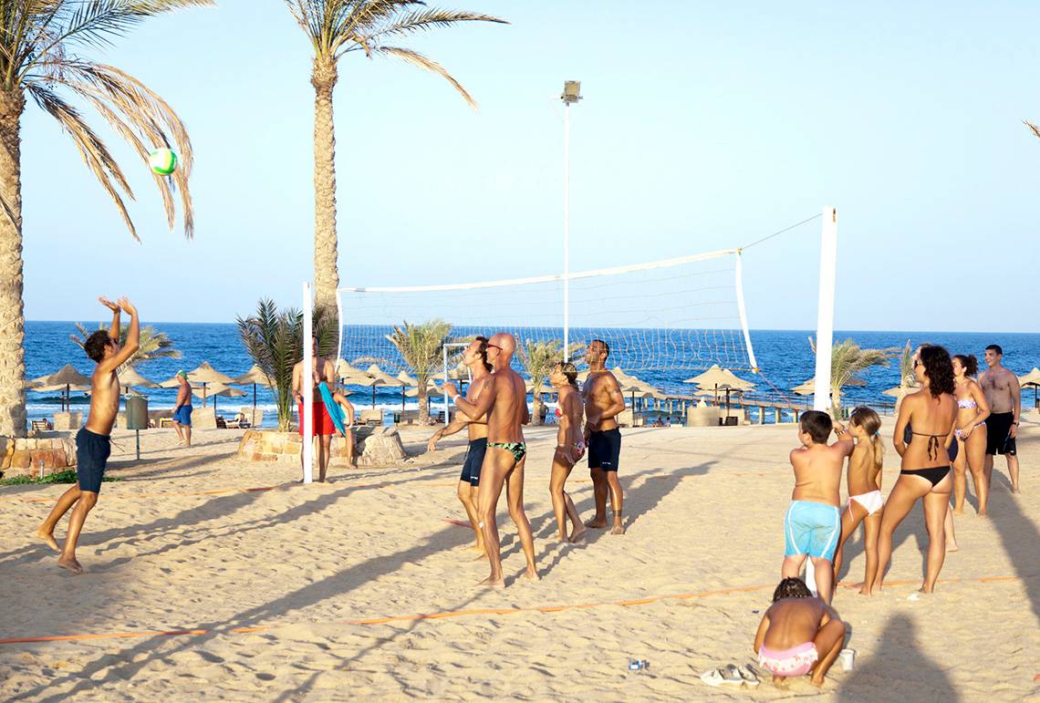 Volleyball-Spiel am Strand des Three Corners Sea Beach Resort.