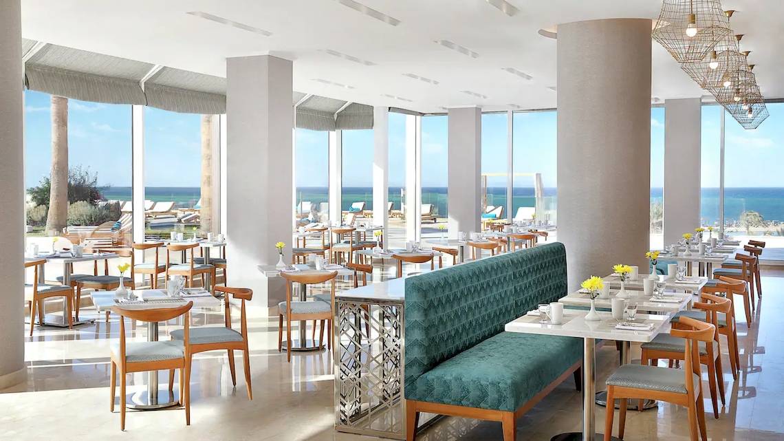 Restaurant im Hilton Hurghada Plaza Hotel mit Blick auf das Meer