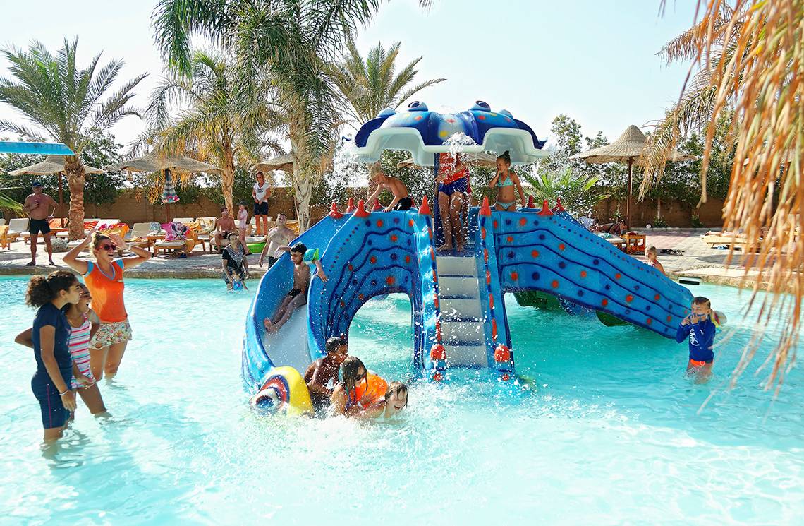 Kinder spielen auf der Wasserrutsche im Drei Ecken Meer Strand Resort