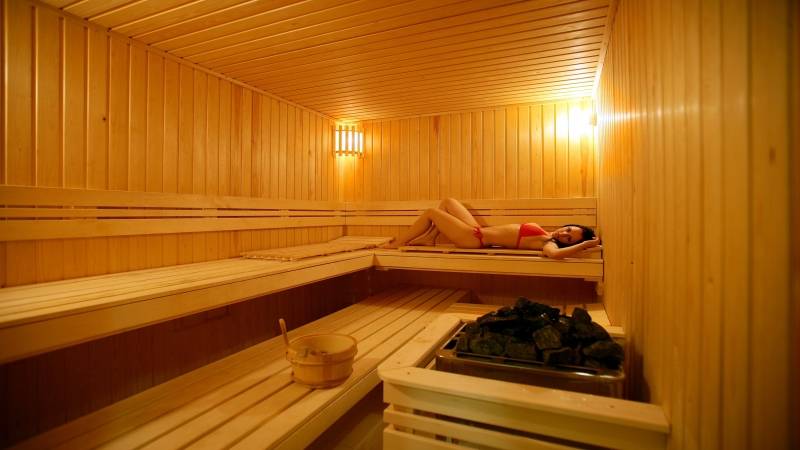 Frau in einem Holzsauna des Porto Carras Meliton Hotels