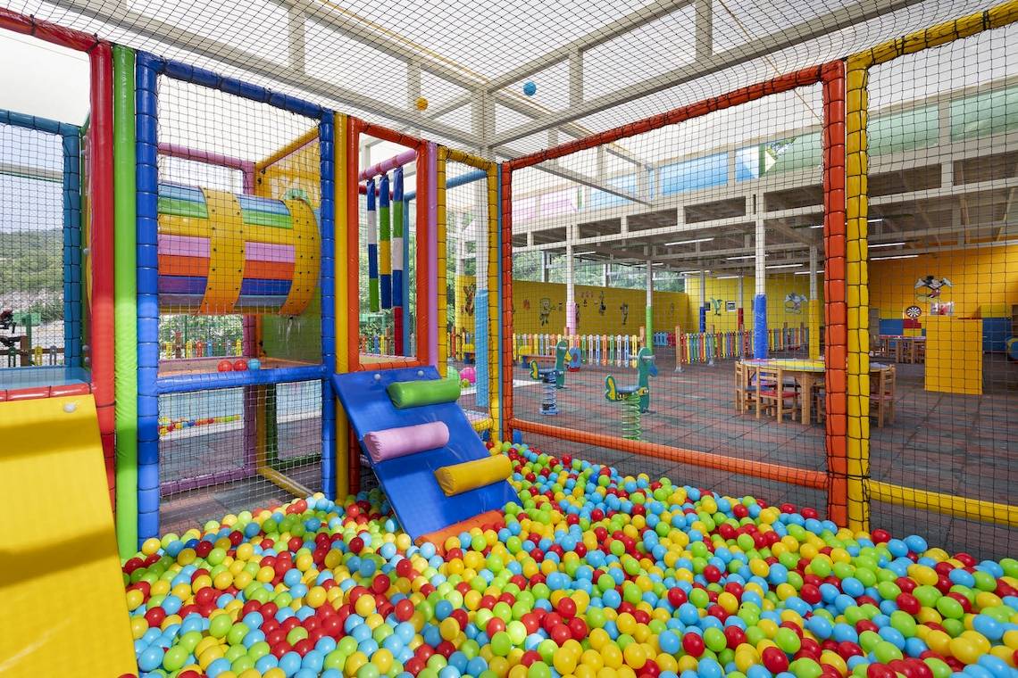 Kinderspielplatz im Hotel Duja Bodrum mit bunten Bällen und Spielgeräten.