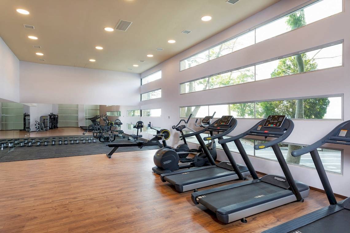 Fitness-Center im Hotel Duja Bodrum mit mehreren Laufbändern und Trainingsgeräten.
