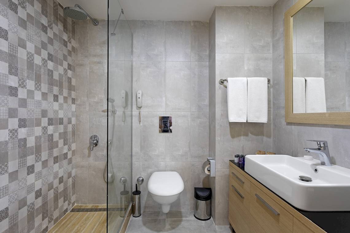 Badezimmer im Duja Bodrum Hotel mit Dusche, Toilette und Waschbecken.