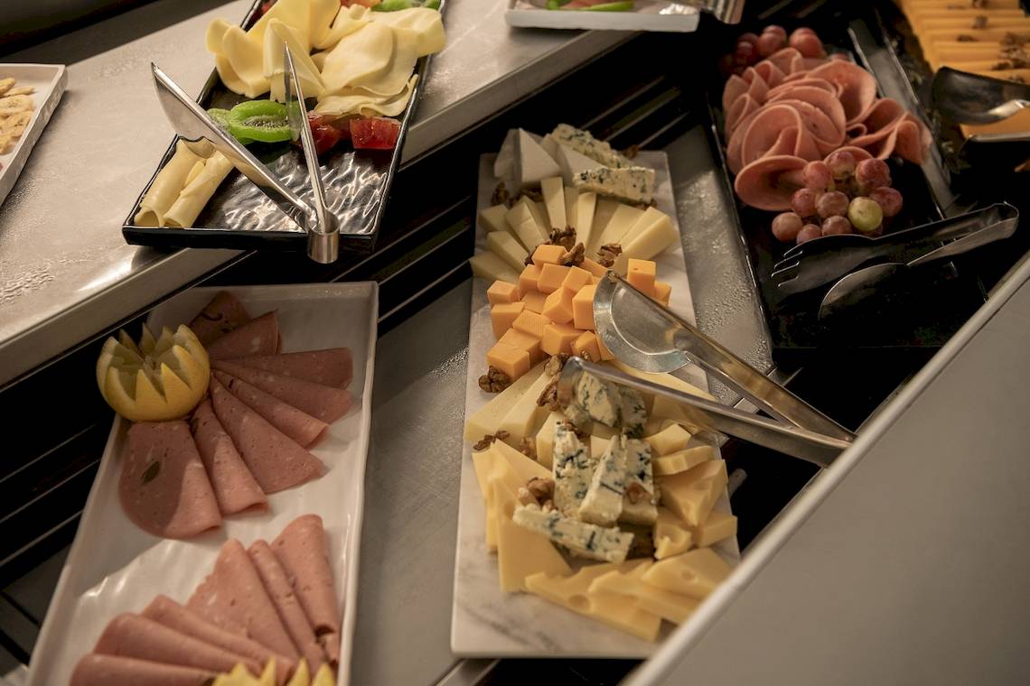 Buffet-Auswahl im CHC Galini Palace mit verschiedenen Käse-, Wurst- und Obstplatten.