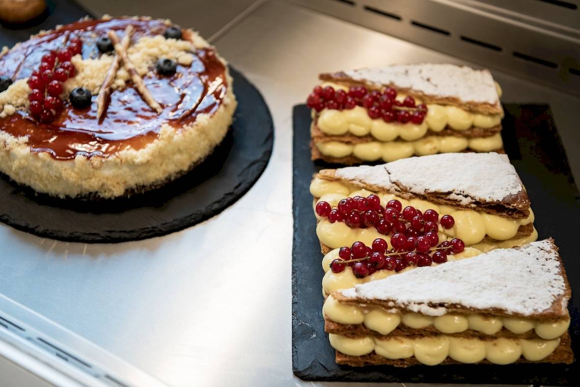 Desserts im CHC Galini Palace Hotel, darunter eine Käsekuchen und eine Cremeschnitte mit Früchten.