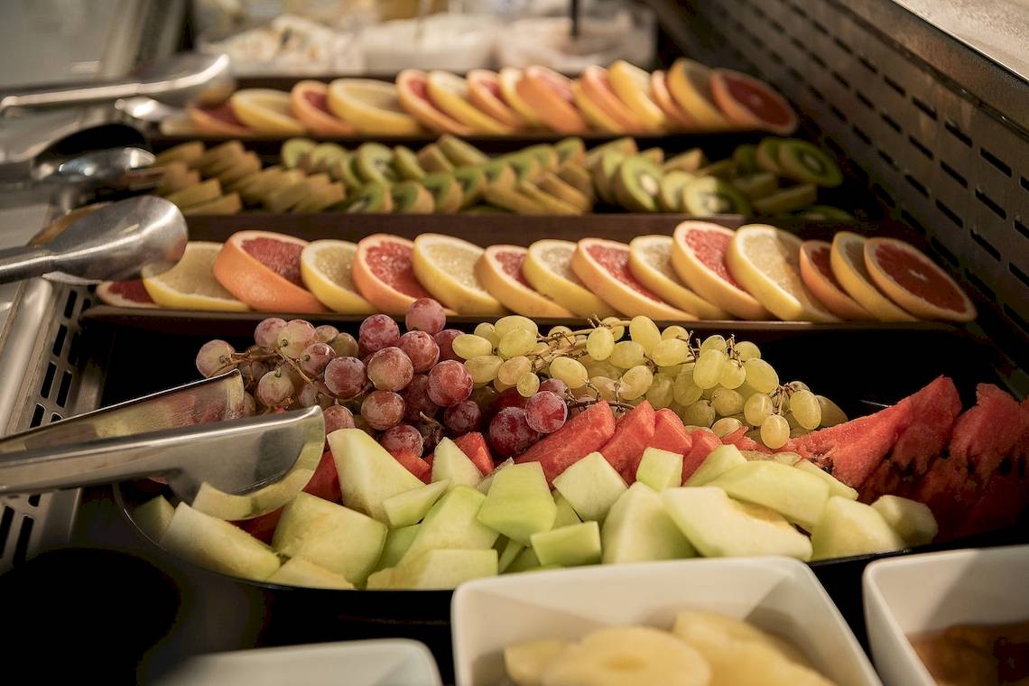 Obstbuffet im CHC Galini Palace mit verschiedenen Früchten wie Grapefruit, Kiwi, Trauben und Wassermelonen.