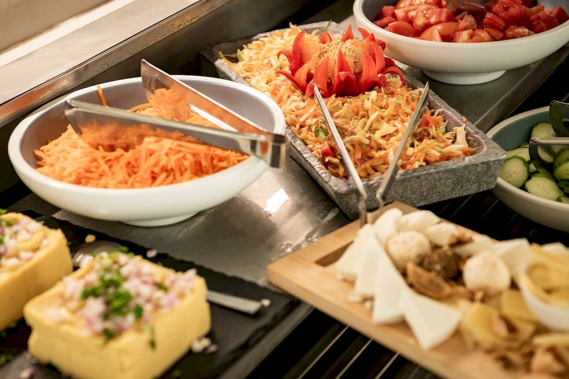 Buffet-Tisch im CHC Galini Palace mit verschiedenen Speisen wie Salaten, Käse und anderen Gerichten.