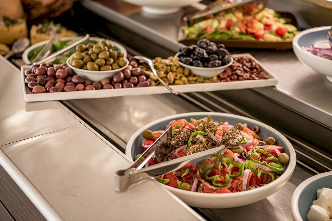 Buffet-Angebot im CHC Galini Palace Hotel mit verschiedenen Salaten und Oliven.