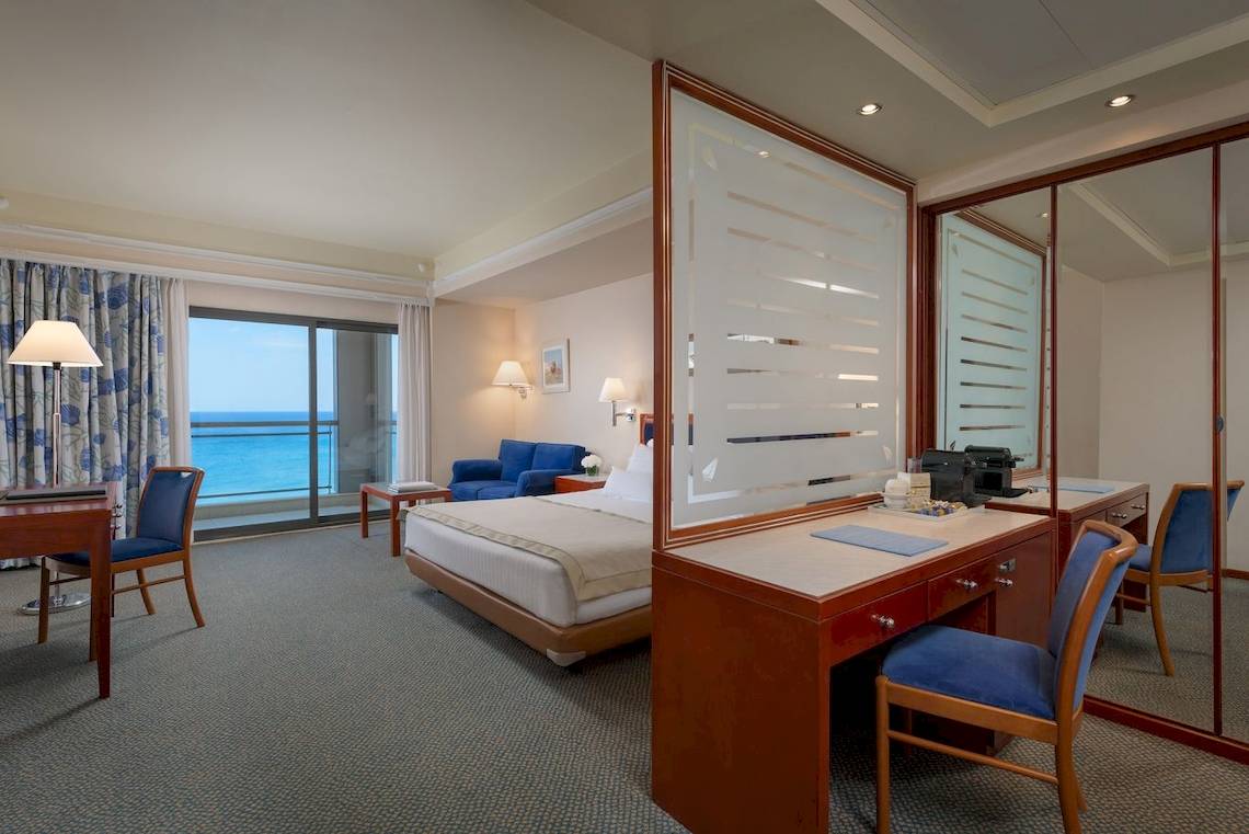 Innenansicht eines Hotelzimmers mit Meerblick im Mediterranean Hotel auf Rhodos