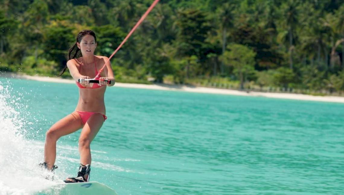 Frau im Bikini surft im Maritim Resort & Spa Mauritius