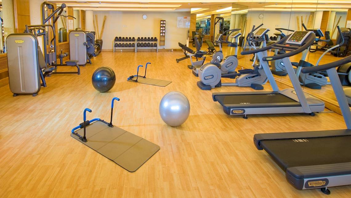 Fitnesscenter im Maritim Resort & Spa Mauritius mit diversen Geräten und Trainingsutensilien.